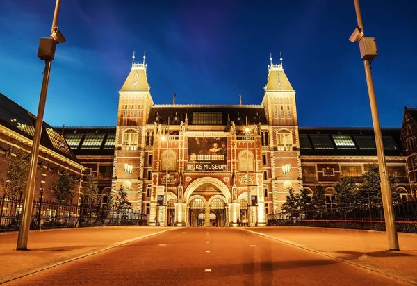 Amsterdam yaz geceleri. Ünlü Ulusal Rijks Müzesi genel görünümü.