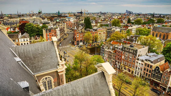 Amsterdam cidade a partir do topo. Vista geral do ponto alto na hora do dia . — Fotografia de Stock