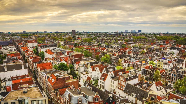 Amsterdam city från toppen. Allmänna uppfattningen från höjd peka på dagtid. — Stockfoto