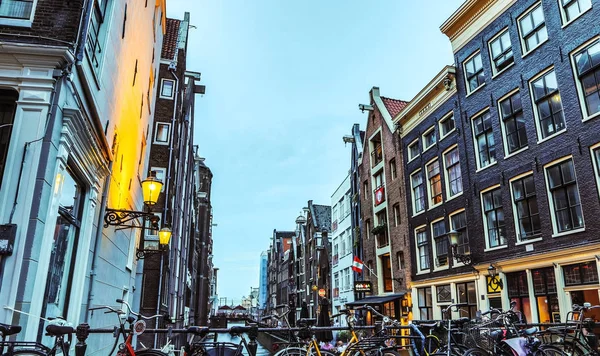 AMSTERDAM, PAÍSES BAJOS - 28 DE MAYO DE 2017: Vista general de lugares famosos en la ciudad de Ámsterdam al atardecer. 28 de mayo de 2017 en Amsterdam - Países Bajos . — Foto de Stock