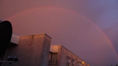 Çift gökkuşağı house yukarıda akşam gökyüzünde. HD ayak.