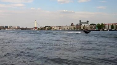 Rotterdam, Hollanda - 17 Mayıs 2017: Modern binalar şehir mimarisi kapısı tasarım öğeleri gün zaman. 4k görüntüleri. 17 Mayıs 2017 yılında Rotterdam - Hollanda.