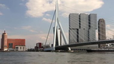 Rotterdam, Hollanda - 17 Mayıs 2017: Modern binalar şehir mimarisi kapısı tasarım öğeleri gün zaman. 4k görüntüleri. 17 Mayıs 2017 yılında Rotterdam - Hollanda.
