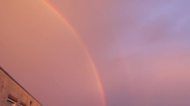 Çift gökkuşağı house yukarıda akşam gökyüzünde. HD ayak.