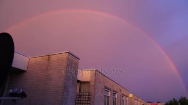Çift gökkuşağı house yukarıda akşam gökyüzünde. HD ayak.