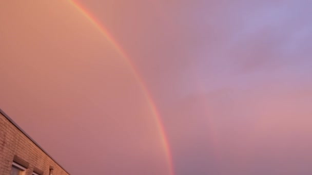 Doble Arco Iris Cielo Noche Por Encima Casa Imágenes — Vídeo de stock