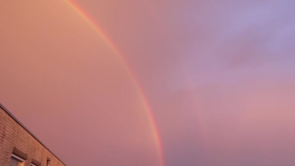 Double arc-en-ciel en soirée au-dessus de la maison. Vidéo HD .