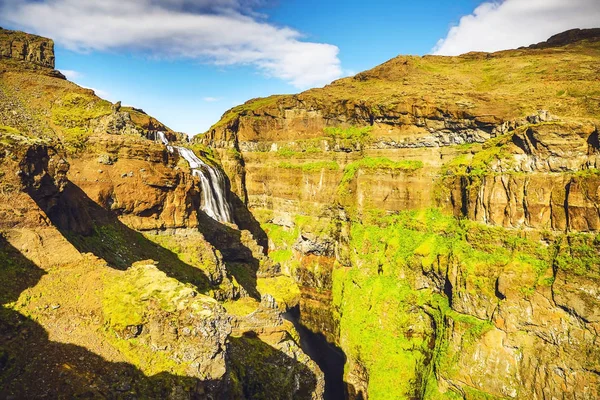 İzlanda'daki geleneksel doğa ile pitoresk dağ manzarası.