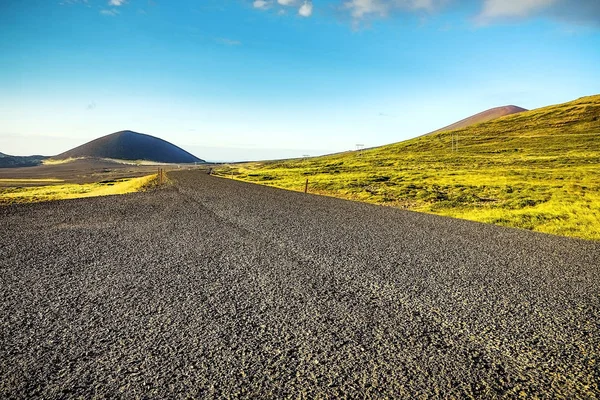 Montanha Islândia estrada e paisagem natural pitoresca . — Fotografia de Stock