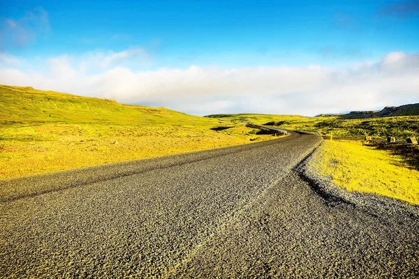 Dağ İzlanda yol ve pitoresk doğal peyzaj. — Stok fotoğraf