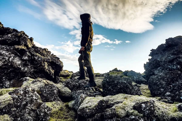 Viajero contra pintoresco paisaje islandés . — Foto de Stock