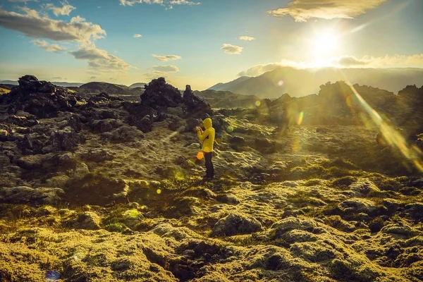 Viaggiatore contro il pittoresco paesaggio islandese . — Foto Stock