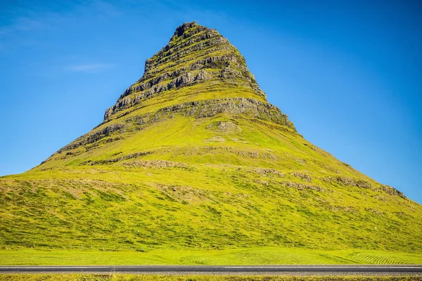 İzlanda'nın en ünlü turistik mekanlarına. Kirkjufellsfoss dağlarında doğal manzara.