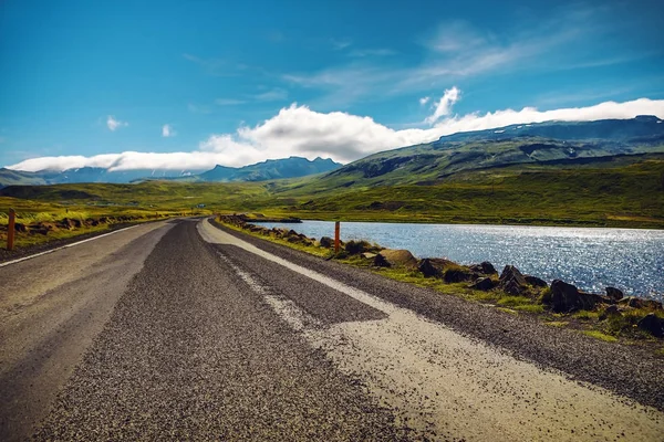 Montanha Islândia estrada e paisagem natural pitoresca . — Fotografia de Stock