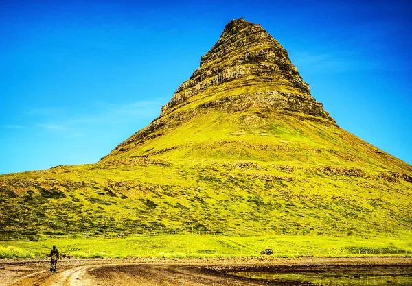 İzlanda'nın en ünlü turistik mekanlarına. Kirkjufellsfoss dağlarında doğal manzara.