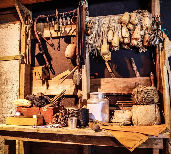 Werkstatt mit alten Werkzeugen als konzeptioneller Hintergrund. — Stockfoto