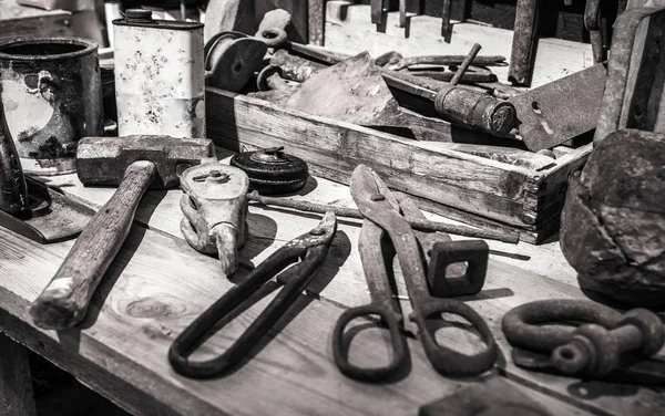 Kavramsal arka plan olarak eski araçları ile atölye.