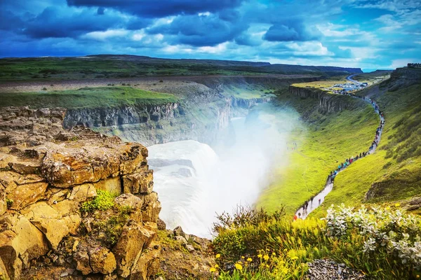 Bir dağ şelale ve İzlanda'daki geleneksel doğa güzel manzara. — Stok fotoğraf