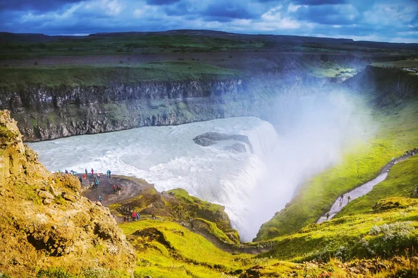 Bir dağ şelale ve İzlanda'daki geleneksel doğa güzel manzara. — Stok fotoğraf