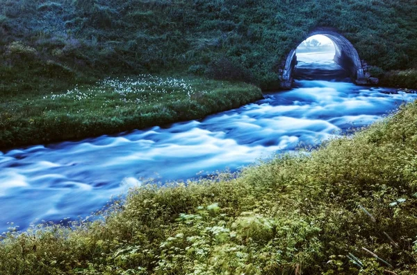 Malerische Landschaft eines Gebirgsflusses mit traditioneller isländischer Natur. — Stockfoto