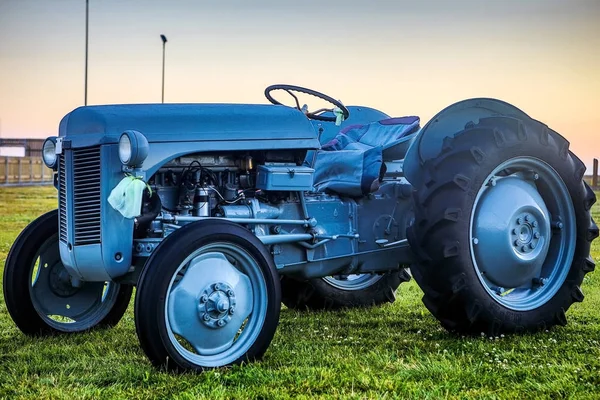 Ancien tracteur islandais. Machines agricoles rétro . — Photo