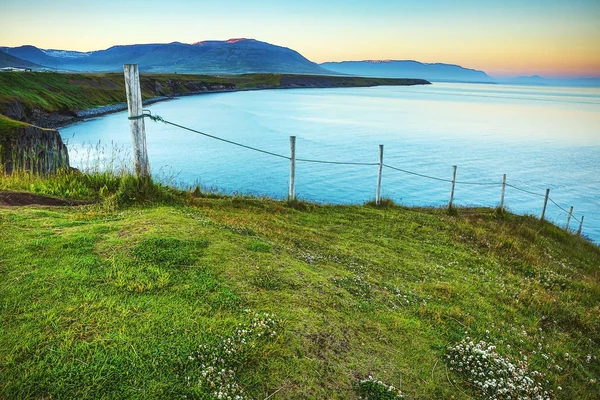 Picturesque morning bay with the traditional nature of Iceland. — Stock Photo, Image