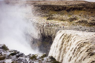 Bir dağ şelale ve geleneksel na güzel manzara