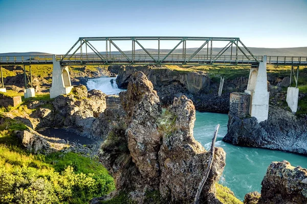 Híd és a festői Izlandi táj. — Stock Fotó