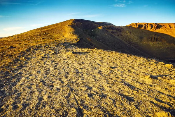 Vulkanické pole pokryto lávou a rock. Malebné islandské krajiny. — Stock fotografie