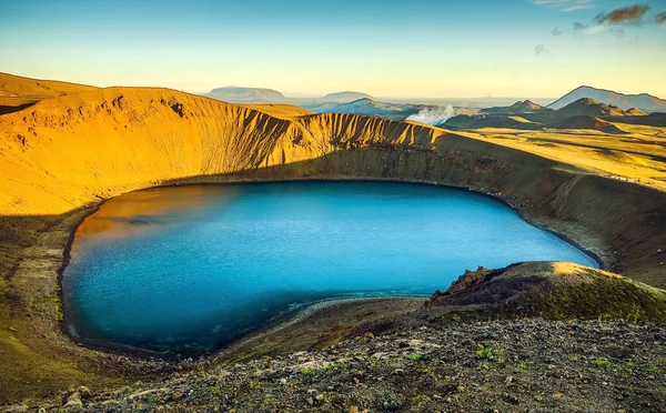 İzlanda'daki volkanik Göller. Gün batımında doğal peyzaj.