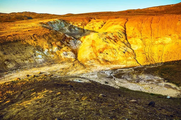 Vulkanické pole pokryto lávou a rock. Malebné islandské krajiny. — Stock fotografie