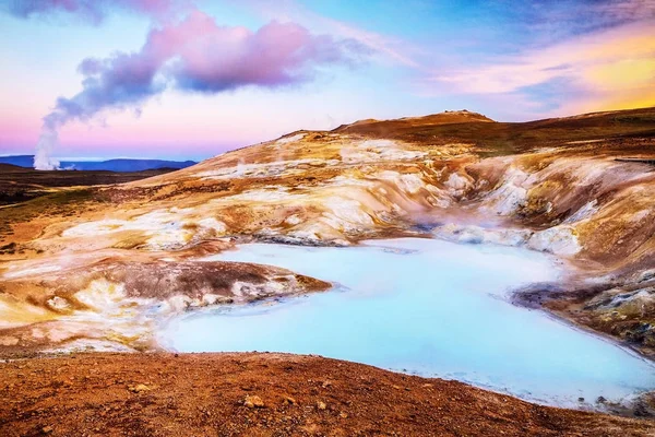 Wulkanicznych jezior Islandii. Malowniczy pejzaż o zachodzie słońca. — Zdjęcie stockowe