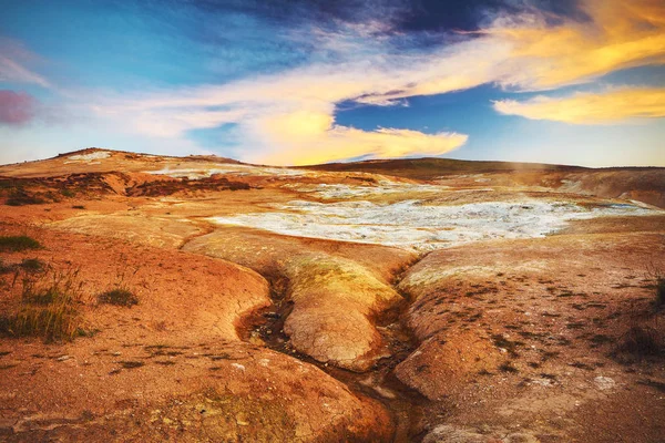 Volkanik alan lav ve rock ile kaplı. Pitoresk İzlanda manzara.