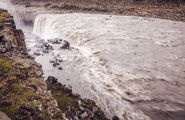 Paisagem pitoresca de uma cachoeira de montanha e na tradicional — Fotografia de Stock