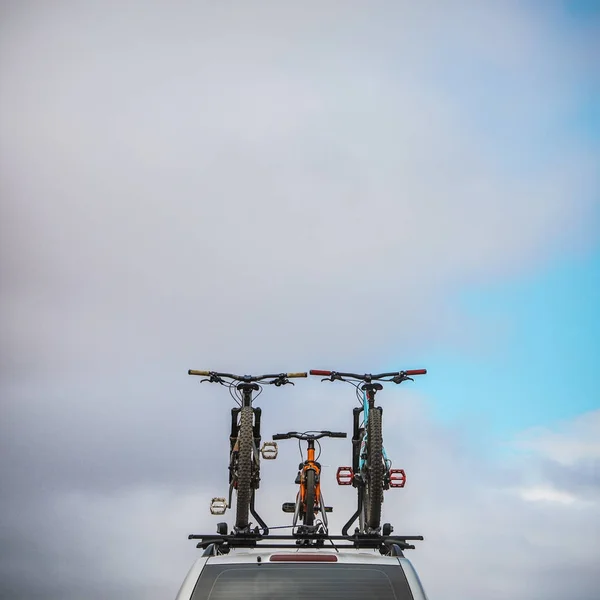 Bicycles on roof of car. — Stock Photo, Image