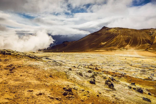 Icelandic geyser vapors and picturesque nature. — Stock Photo, Image
