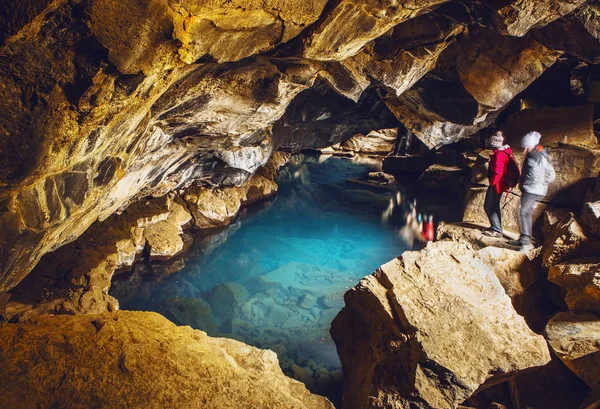 Islandské horské jeskyně a krásné jezero uvnitř. — Stock fotografie