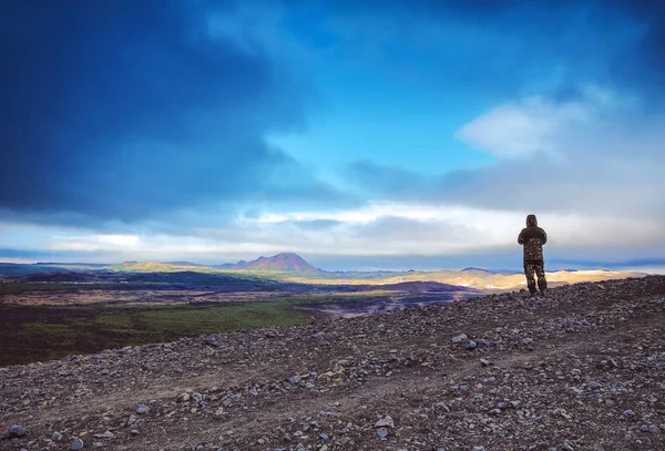 Traveler against  picturesque Icelandic landscape. — Stock Photo, Image