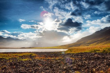 Bir dağ nehir geleneksel natur ile pitoresk peyzaj