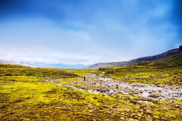 Picturesque landscape of a mountain river with traditional natur — Stock Photo, Image