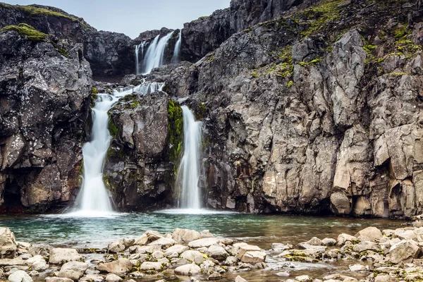 Paesaggio pittoresco di una cascata di montagna e na tradizionale — Foto Stock