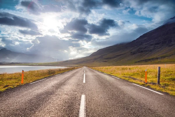 Montaña Islandia carretera y pintoresco paisaje natural . —  Fotos de Stock