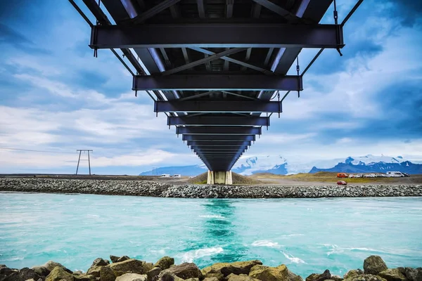 Brücke und malerische isländische Landschaft. — Stockfoto