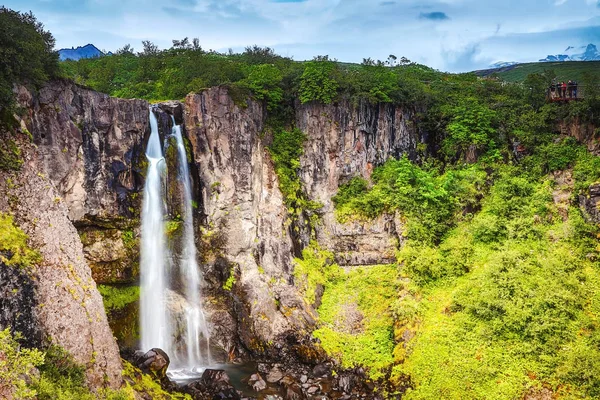 Bir dağ şelale ve geleneksel na güzel manzara