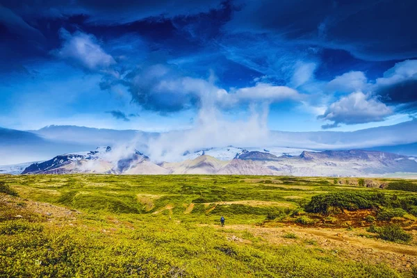 Traveler against  picturesque Icelandic landscape. — Stock Photo, Image