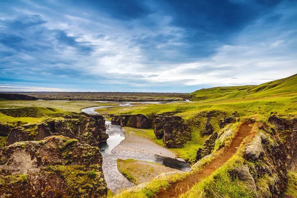 Picturesque landscape of a mountain river with traditional natur — Stock Photo, Image