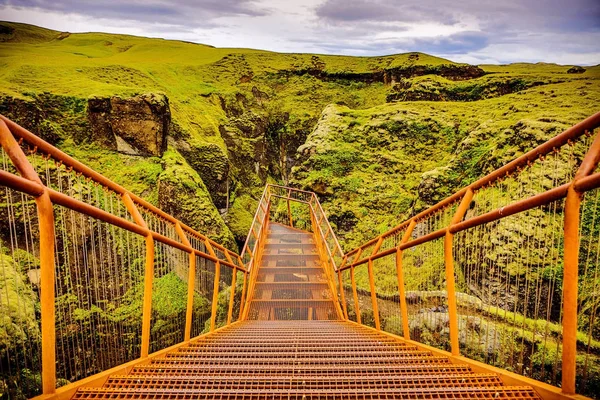Bridge and picturesque Icelandic landscape. — Stock Photo, Image