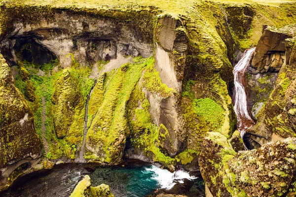Paisagem pitoresca de um rio de montanha com a natureza tradicional da Islândia ao pôr-do-sol incrível . — Fotografia de Stock