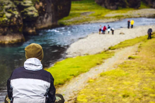 Traveler against  picturesque Icelandic landscape. — Stock Photo, Image