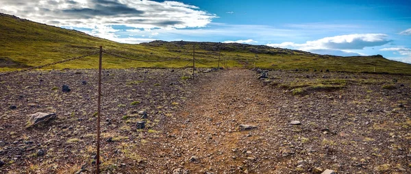 Mountain Iceland road and picturesque natural landscape. — Stock Photo, Image